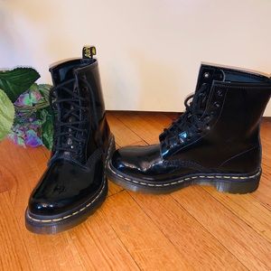 Dc. Marten’s shiny ankle boots